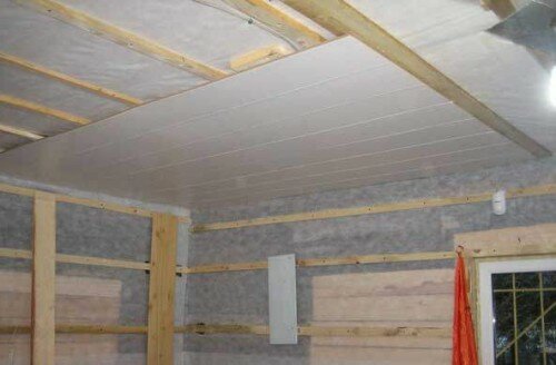 Монтаж пластиковых панелей на потолок
