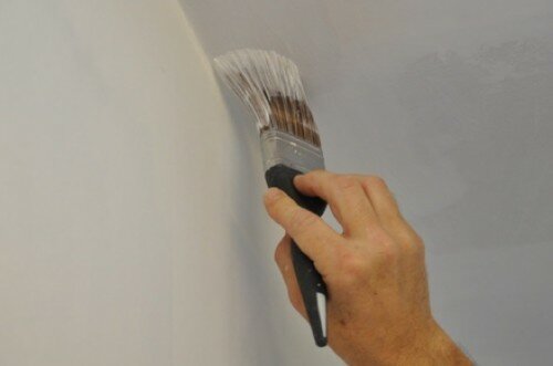 Как покрасить потолок при помощи кисти